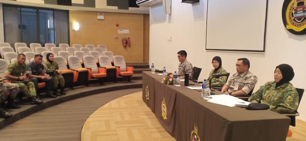 ACTING COMMANDANT DEFENCE ACADEMY ROYAL BRUNEI ARMED FORCES HELD SESSIONS WITH THE OFFICER CADET SCHOOL INSTRUCTORS AND THE OFFICER CADETS OF INTAKE 20