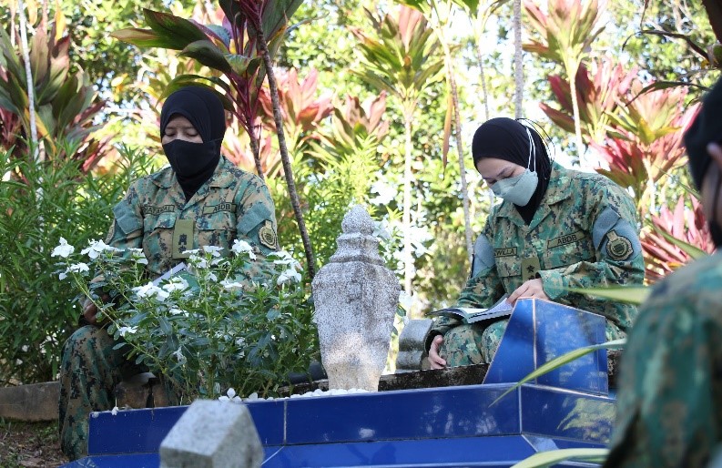 OFFICER CADET SCHOOL INTAKE 21 CONDUCTED CEMETARIES VISIT AND CLEANING CAMPAIGN
