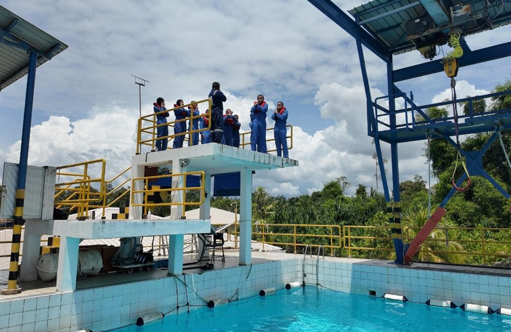 MIDSHIPMEN OF INTAKE 23 FROM OFFICER CADET SCHOOL TAKE PART IN BASIC SEA SURVIVAL TRAINING