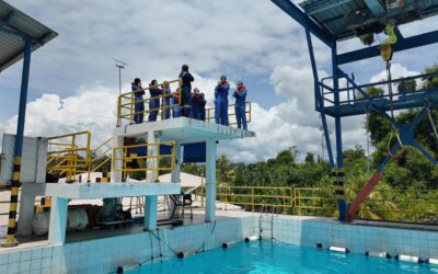 MIDSHIPMEN OF INTAKE 23 FROM OFFICER CADET SCHOOL TAKE PART IN BASIC SEA SURVIVAL TRAINING